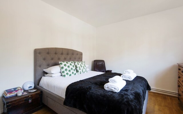 Bright and Breezy home by Clapham Common