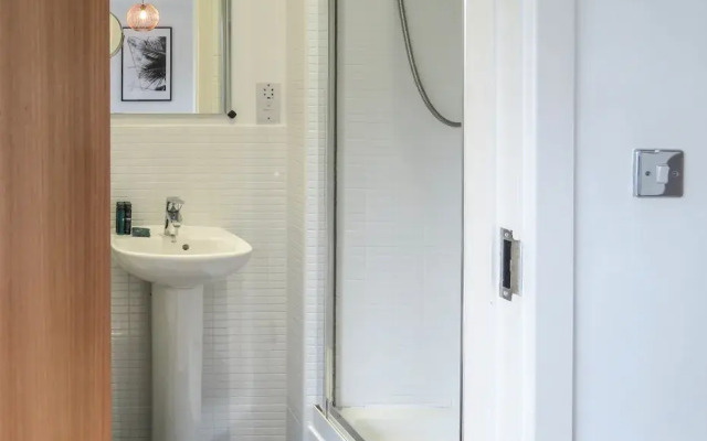 Tudors eSuites Park Central Townhouse Garden and Parking