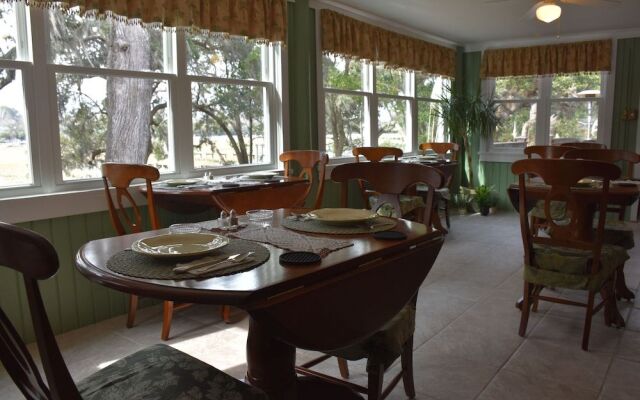 Plantation Oaks Inn