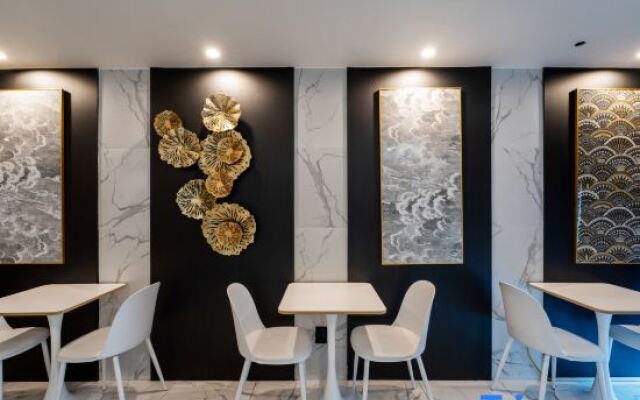 Gray 193 Hotel