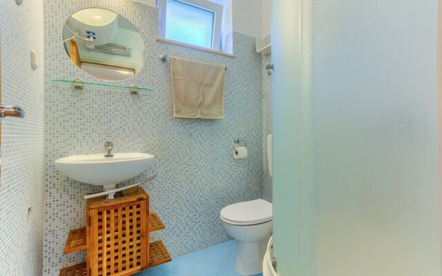 2-bdr apt With Shared Garden, 3 min Walk to Beach