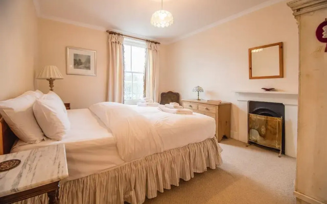 Kensington Beautiful Two Bed Apartment