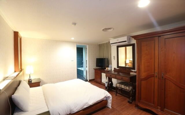 Camp David Hotel