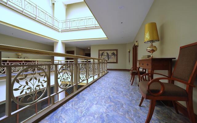 Paragon Hotel and Suites