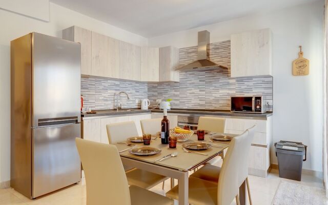 Stylish, Bright and Airy Apart in Central Bugibba