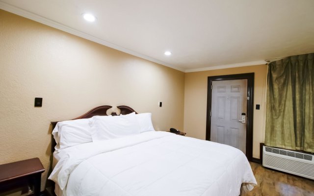 OYO Pinewood Inn & Suites Silsbee