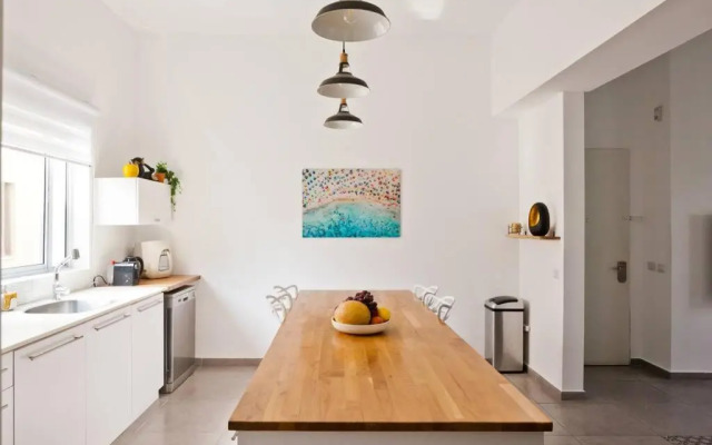 Beautifully Renovated 2BR with Balcony Beachfront*