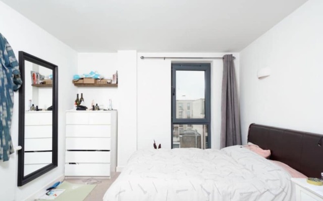 Modern 4 Bedroom Canal-side North London Flat
