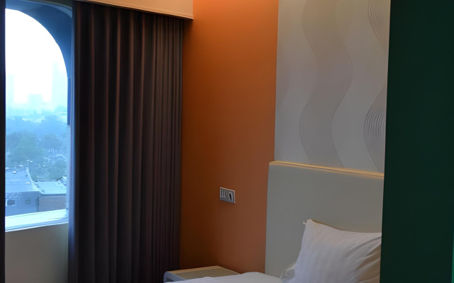Blue Sky Hotel Petamburan