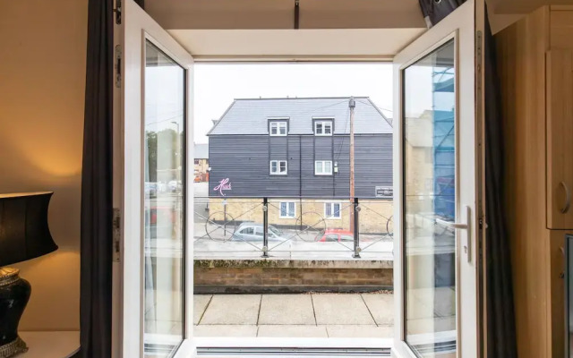 Velvet 1-bedroom Apartment With Balcony, Hoddesdon