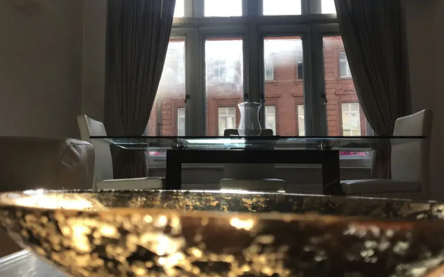 Suitely Trafalgar Square Luxury Apartment