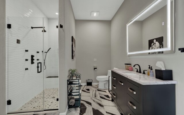 The Bentley Hotel - Elvis Room - Pool View