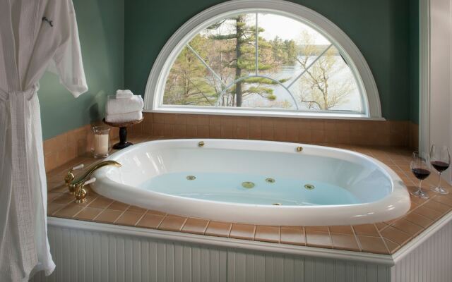 Wolf Cove Inn