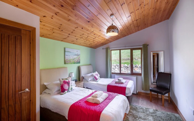 Woodpecker Lodge With Hot Tub Near Cupar, Fife