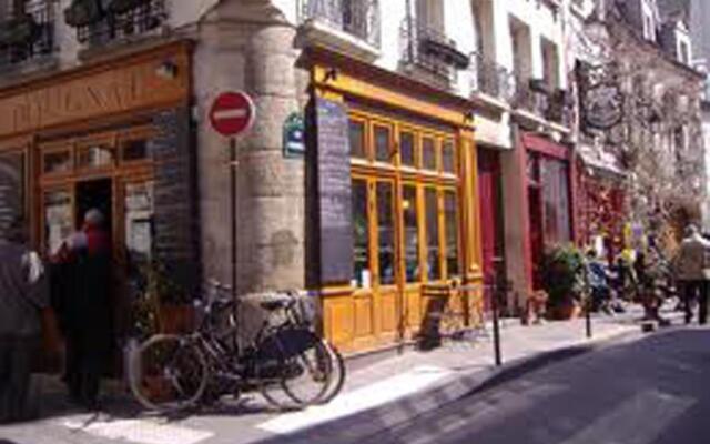 Paris Interiors Rentals - Le Marais Pompidou Center