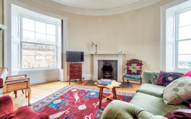 Heart of the City: St Andrew Square 2bed/2bath Apt