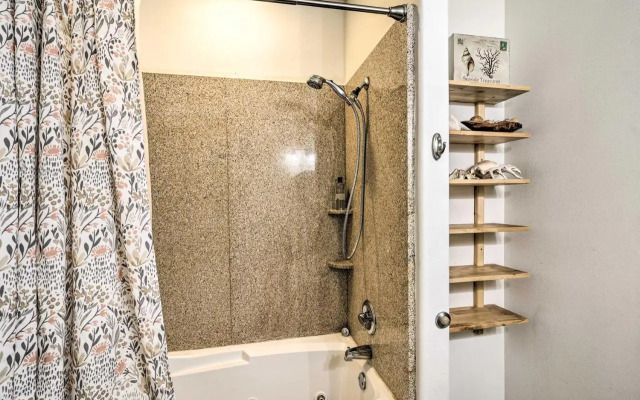 Pool Access, Walk to Beach: Galveston Condo!