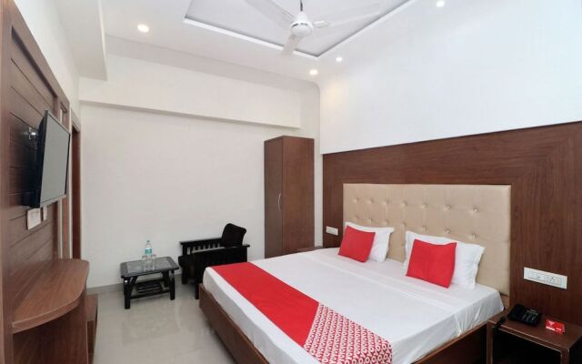 Oyo 18504 Hotel Safari