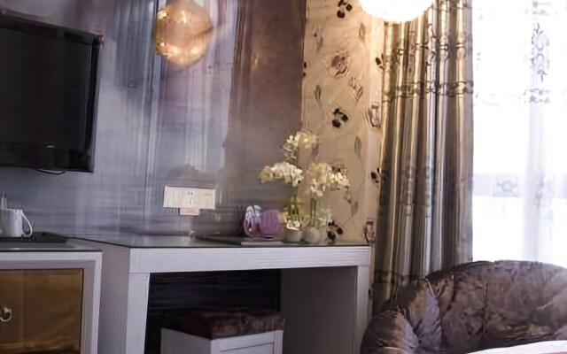 Colourful Season Hotel