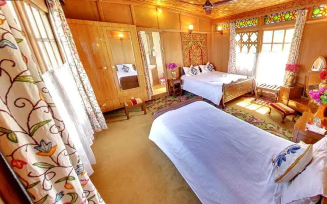 Peacock Houseboats