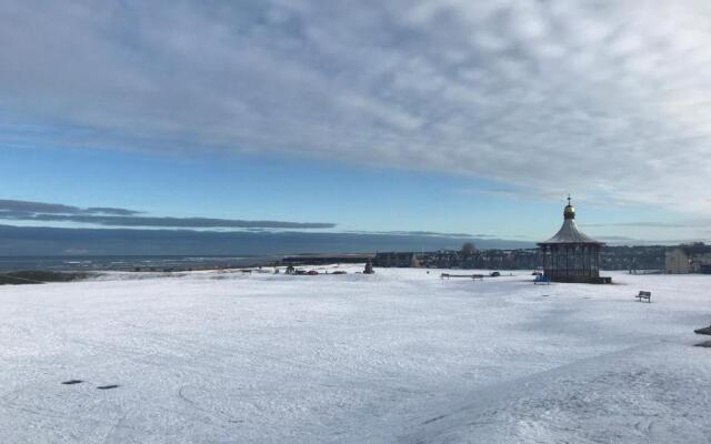The Duplex Nairn- Spacious 3 Bedroom with sunny balcony