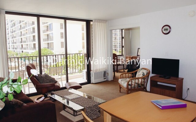 2-0710 Waikiki Banyan