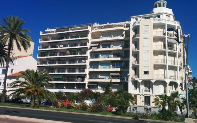 Appartement 3 pièces Nice Promenade des anglais dernier étage vue mer solarium