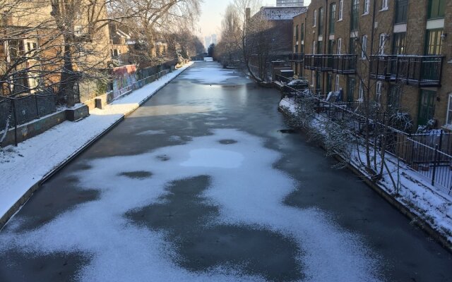 2 Bedroom House in Bow With Garden