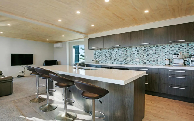 The White Haus - Waihi Beach Upstairs Holiday Unit