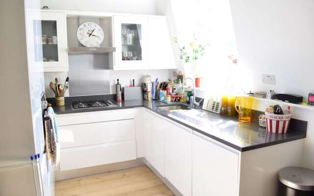 2 Bedroom Top Floor Apartment in Islington