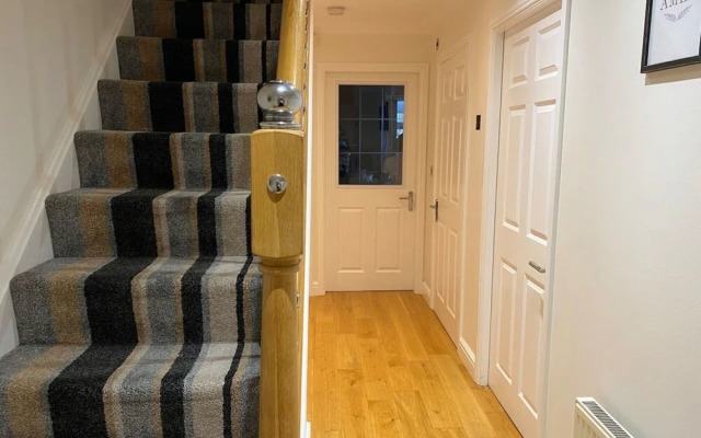 4-bed House With Private Garden in Barnsley!