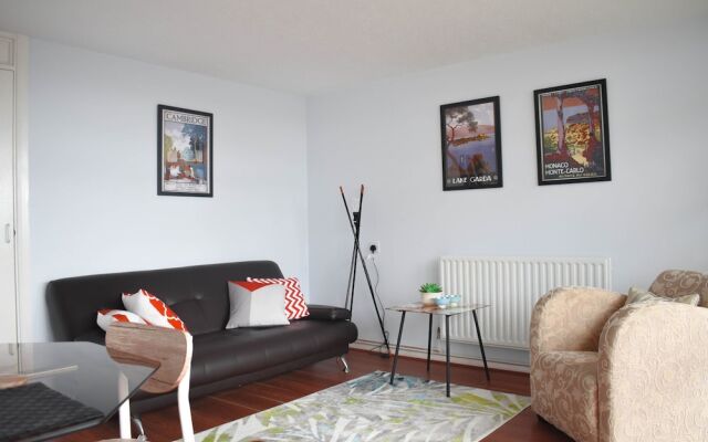 2 Bedroom Flat With Balcony Overlooking the Sea