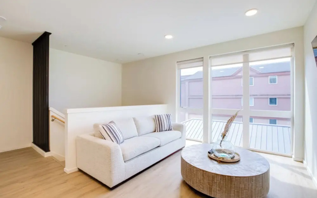 Luxe Seaside Vacation Rental: Walk Downtown!