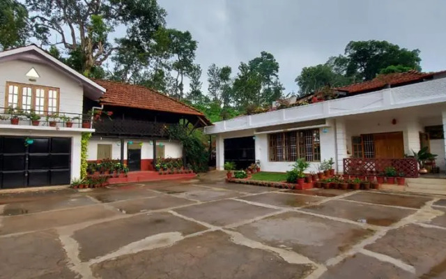 Family Estate Stay Near Murnad