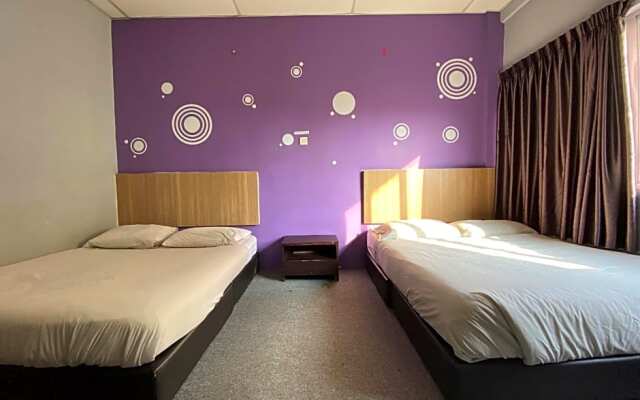 OYO 89760 Harmoni Inn Hotel