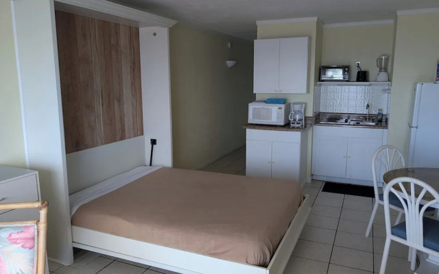 Traders Inn Beach Club