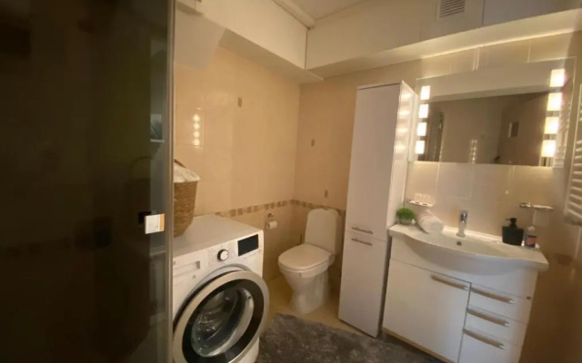 Sunny apartment, 5min to the sea. Parking. Self check in.