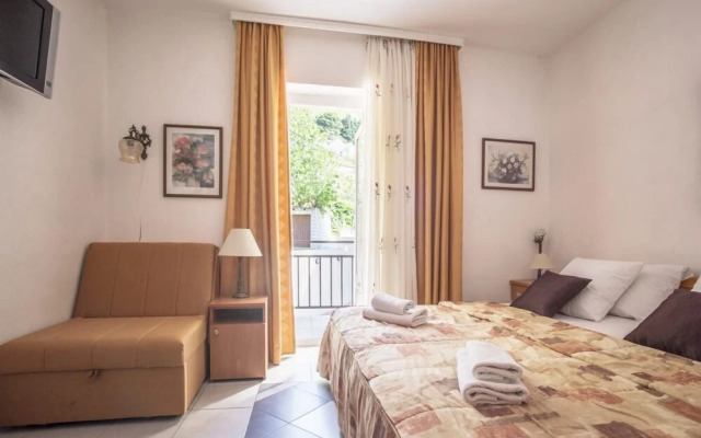 Sleek Studio Flat With Balcony Near Beach in Tivat