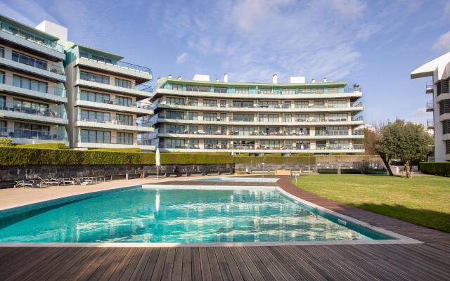 ALTIDO Superb Apt w/Terrace Pool & Spa in Cascais