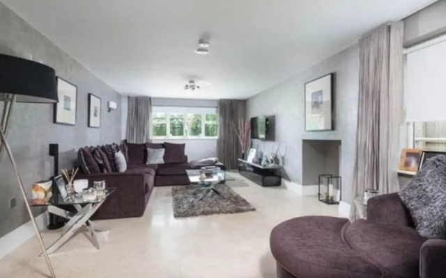 Mono Luxe Villa in Newcastle Upon Tyne