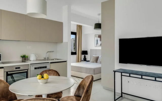 Sanders Elgio - Adorable studio With Balcony