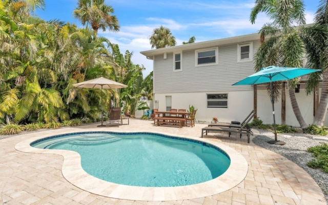 1 Step Closer 2 Bedroom Villa by RedAwning