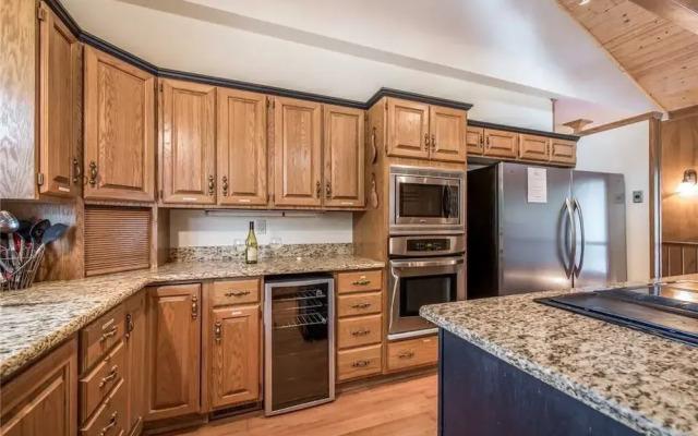 Blue Bear Retreat - Eight Bedroom Cabin