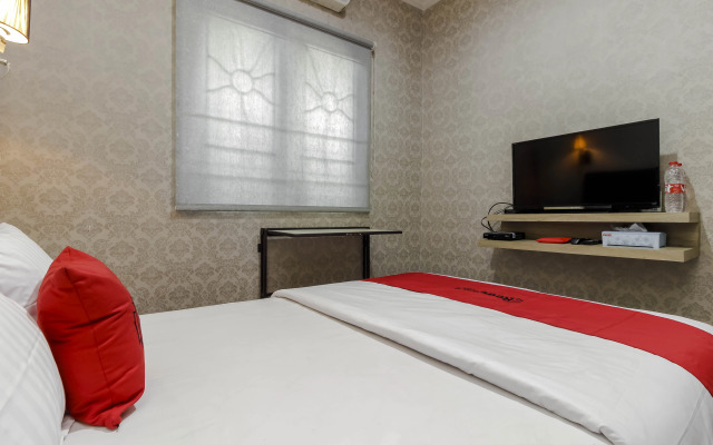 RedDoorz Plus near Lippo Cikarang Mall