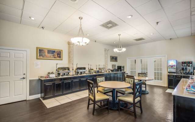 Clarion Inn & Suites Central Clearwater Beach