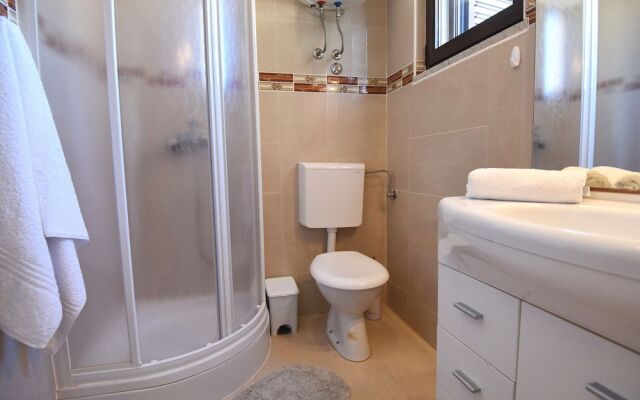 Waterfront Apartment in Maslenica With Sun Shower