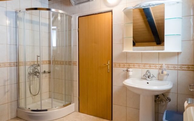 Apartments And Rooms Preka