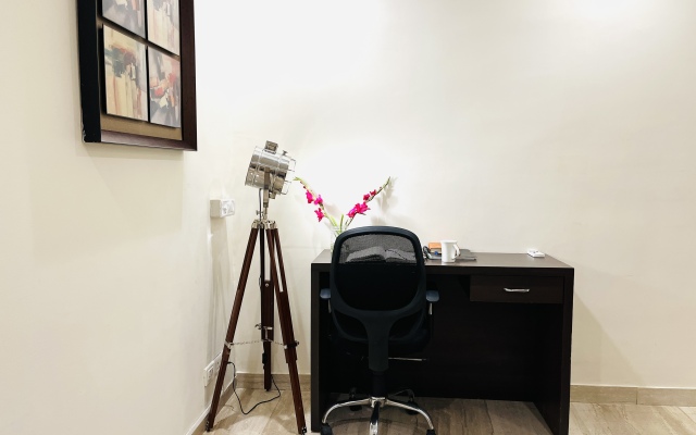 Bluo Classic - 2 Bhk Dlf Golf Course - Balcony, Lift