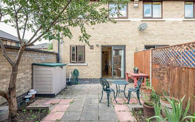Beautiful 3 Bed House W Patio 10 Mins to Excel