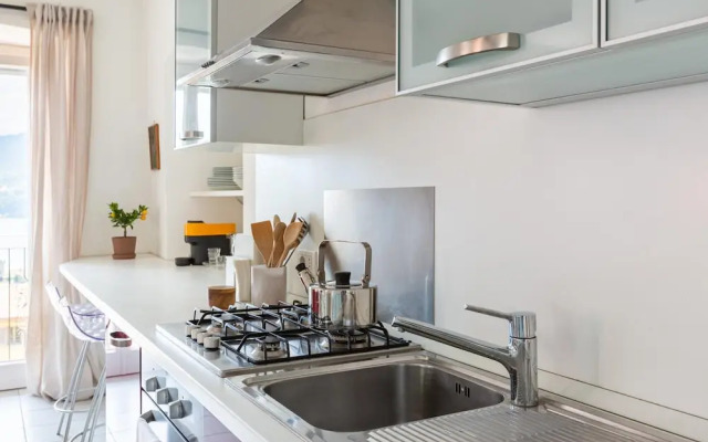Lake View Terrace Apartment